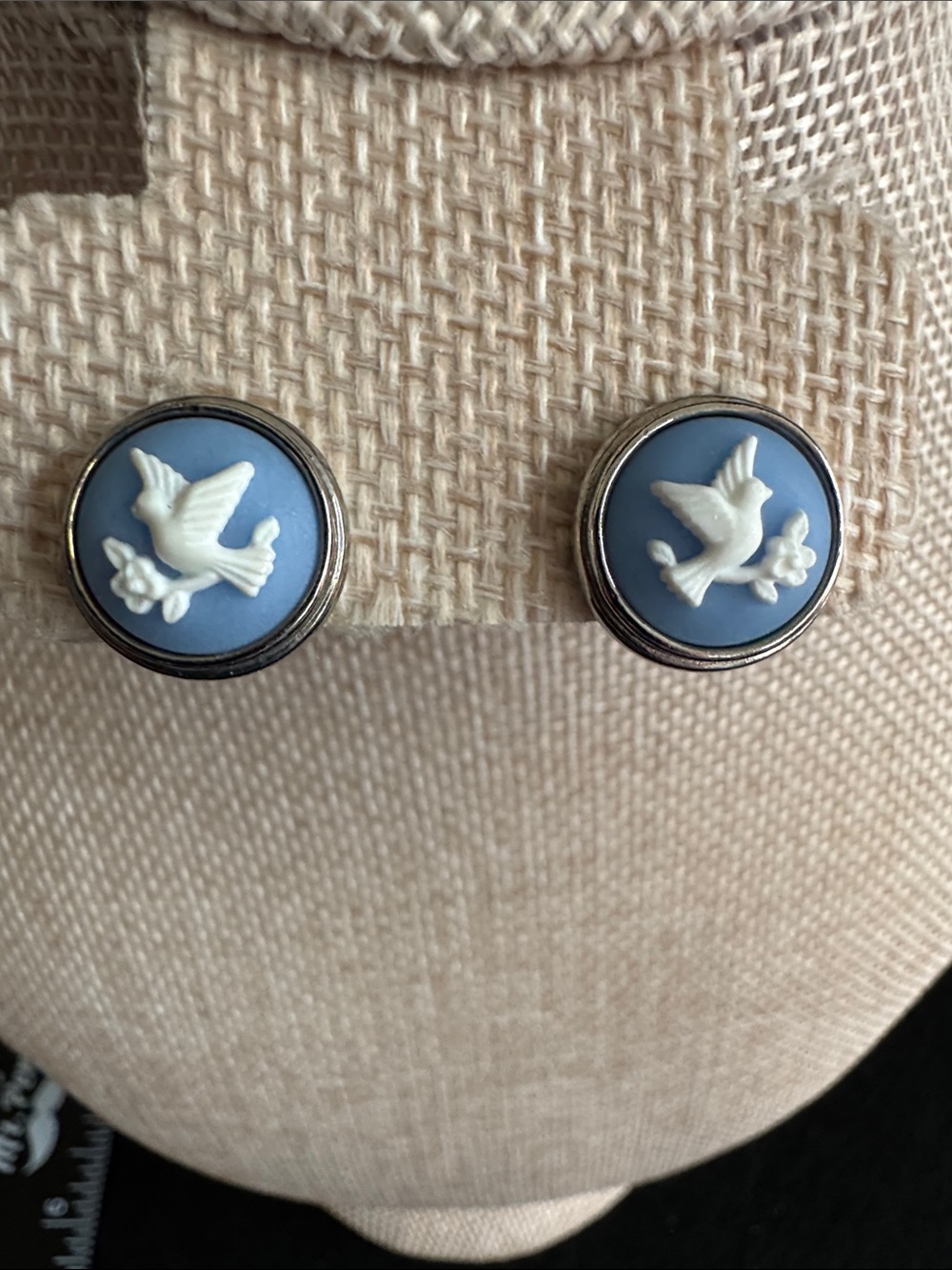 VTG 1983 Avon "Dove with Olive Branch " Cameo Clip-on Earrings Blue Silver Tone